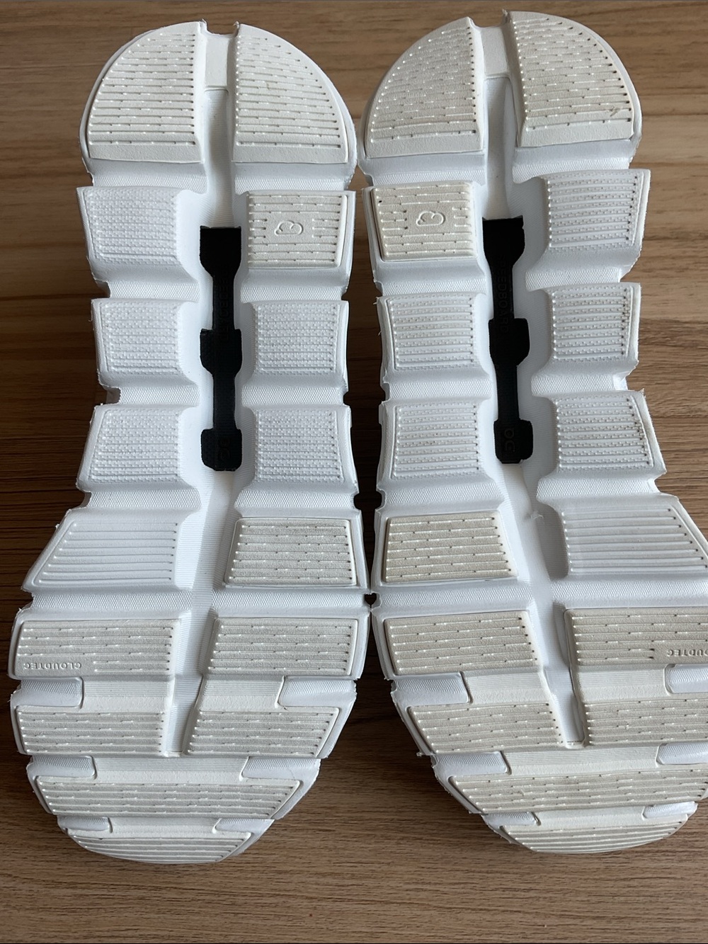 On Running women White Sneakers - Picture 6 of 9